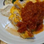 キッチン ブルー グローブ - ひと切れ目、肉汁が溢れ出る