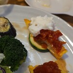 キッチン ブルー グローブ - ズッキーニ、ポテサラを添えて