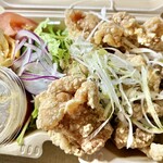 トノーズ - サラダ程度に野菜が敷いてありました。