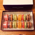 ピエール・エルメ・パリ - とにかく美しいビビッドなマカロン達