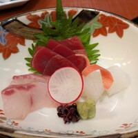 天ぷらふく西 禅と匠 - 天ぷらと刺身セット3500円の刺身（イカ、ハタ、マグロ）