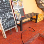 麺酒房 龍安 - 店外の喫煙スペース