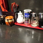 麺酒房 龍安 - 卓上調味料