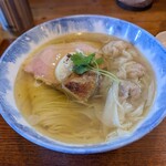 Ramen FeeL - 特製塩ラーメン。雲呑やチャーシュー全部載せ。