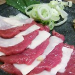 関内もつ肉店 - 2014年6月：紅白刺 馬肉ですね