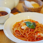 アフタヌーンティー・ティールーム - 料理写真:オーガニックトマトトモッツァレラチーズのトマトソースパスタ (パン付き) (￥1,470)