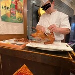 中国茶房8 GEMSなんば店 - 写真撮影は「無問題」(モーマンタイ)です。　　　　　でも笑顔なしです。　笑