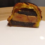 銀座 大石 - フォアグラとトリュフのパイ包焼き上がり　ソース掛け前