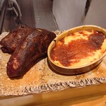 銀座 大石 - 焼き上がり和牛タンと添え物のグラタン