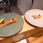 銀座 大石 - 舌平目のムニエル　ソース掛け前　左は普通盛り　右は半分