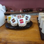 よろづや - ラウンジにて紅茶、ハーブティーはセルフ