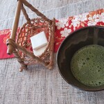 よろづや - 15:00〜18:00までは係りの方が抹茶をいれてくれます。お菓子は小布施の落雁。