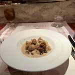 ラ シャッス - 2皿目
      茨城県産ニホンキジ胸肉の低温加熱、もも肉と山栗のブルーテ、ヴァンジョーヌのソース。