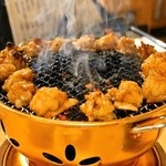 西日暮里 ホルモン - 2014.6 一口サイズにカットされた小腸は壺の中でタレとグリグリ合わせた後に七輪に並べられます