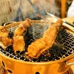西日暮里 ホルモン - 2014.6 小腸1本はハサミで3つにカットされ、皮目をさらに焼かれていきます