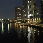 T.Y.HARBOR - 左奥にレインボー・ブリッジ