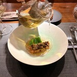 フィオッキ - 4. サーモン/スナップエンドウ/ヘーゼルナッツ　※お茶とコンソメのスープをかけて頂きます