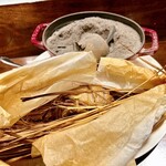 フィオッキ - 5. 子羊の藁包みローストのプレゼンテーション　※奥のジャガイモは灰だけで長時間火入れするそう