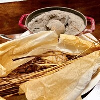 フィオッキ - 5. 子羊の藁包みローストのプレゼンテーション　※奥のジャガイモは灰だけで長時間火入れするそう