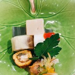 omakase ひなた - 上が胡麻豆腐･右側がクジラの牛乳寒天梅肉ソース(クジラのオバケをゼラチンとして使用)･左側･何かの寿司･左下が鰻巻き･葉の手前がタラの南蛮漬け。