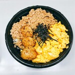 五反田 信濃屋 - ◆そぼろ丼 650円
      ◆つくね(1本) 180円→160円(丼のせ割引 －20円)
      ※税込