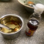 旅人シェフのタイ食堂 KHAO - ジョークの味変用ナンプラーとタレ