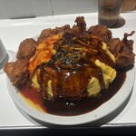 男のオムライス EGG BOMB 新橋店 - ソースはデミグラスソースとケチャップソース(追加150円)