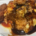 男のオムライス EGG BOMB 新橋店 - ご飯はコーンと鶏肉が入ってます。