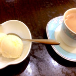 コチン ニヴァース - マンゴーとココナッツのアイス（500円）とチャイ（400円）。