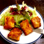 コチン ニヴァース - パングリルドフィッシュ（1,150円）。から揚げの中身はメカジキ。スパイスも控えめだけど程よく利かせてあって非常に食べやすいです。