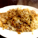 コチン ニヴァース - チキンビリヤニ（1,400円）。やっぱりこの湯気が携帯のカメラで写るくらいのできたて、ってのがこういう街角のこぢんまりとしたお店のいいところ（・∀・）ｂ