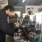 roro COFFEE stand - コーヒー豆20gを圧縮し、液を搾りだす