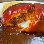 ゴメンネJIRO - オムライス断面　ご飯はかため、ビストロのオムライス