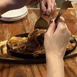 パブ ABBA - 鉄板が熱いうちに速く、良く混ぜて食えと指導が入ります。笑笑