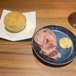 Osteria Pianino - 自家製フォカッチャと生ハムとアンチョビバター