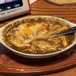 パブ ABBA - カレーチーズ焼。来た瞬間に自動で黄身潰して混ぜてくれるというサービス(´ｰ｀)ﾜﾛﾀ