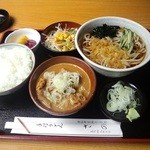 Sano - 本日のランチ（800円）。今日はモツ煮のセットでした。冷やしたぬきそばは汁まで楽しめ、美味しゅうございました。モツ煮は野菜なしで好きなタイプ。味もよくてまた寄ります