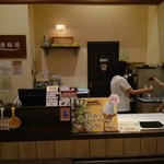 山田養蜂場 - 店内 ソフトクリーム作成中