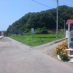 ケロンの小さな村 - 大通りに看板があります