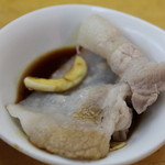 ラーメン台北 - 茹でた豚を、特製タレでいただく