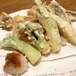 手打ちそば やっ古 - 野菜の天ぷら（タラの芽、まいたけ、つぼみ菜、メヒカリ）