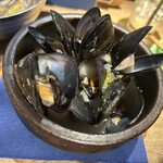 炭火とワイン 京都駅前店 - ムール貝の白ワイン蒸し
