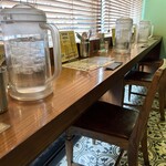 フィッシュ - 窓際のカウンター席