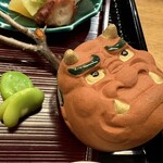 285690950 - 鬼の蓋の下に鮮やかな緑色の一寸豆が…