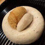 伊勢 三玄 - ◎スペシャリテ
      　カラスミ餅、帆立貝柱のカダイフ揚げ