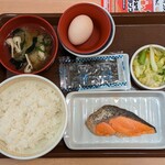 すき家 - 料理写真:鮭定食 580円 , たまご 90円