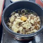 Honke Jinriki Udon Tosu Bypass Ten - 將天婦羅渣加入湯汁中