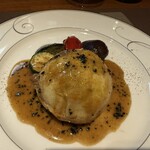 イマージュ - 私は牛とキノコのパイ包み焼き。これも美味しすぎた！くどくなく最後までペロリといけます。