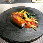 エクアトゥール - ［２回目］山口県産マナガツオの直火焼き、黄ニラとトマト、アンチョビのソース