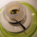 エクアトゥール - アミューズ：三重県産の黒アワビとじゅんさい、オクラと雲丹のソース、海苔チップ　青柚子